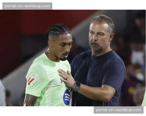 弗里克周四带队训练,拉菲尼亚因伤缺席合练 弗里克周四带队训练,拉菲尼亚因伤缺席合练